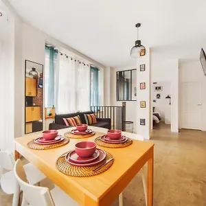 Large Flat Very Close To Montmartre Parijs